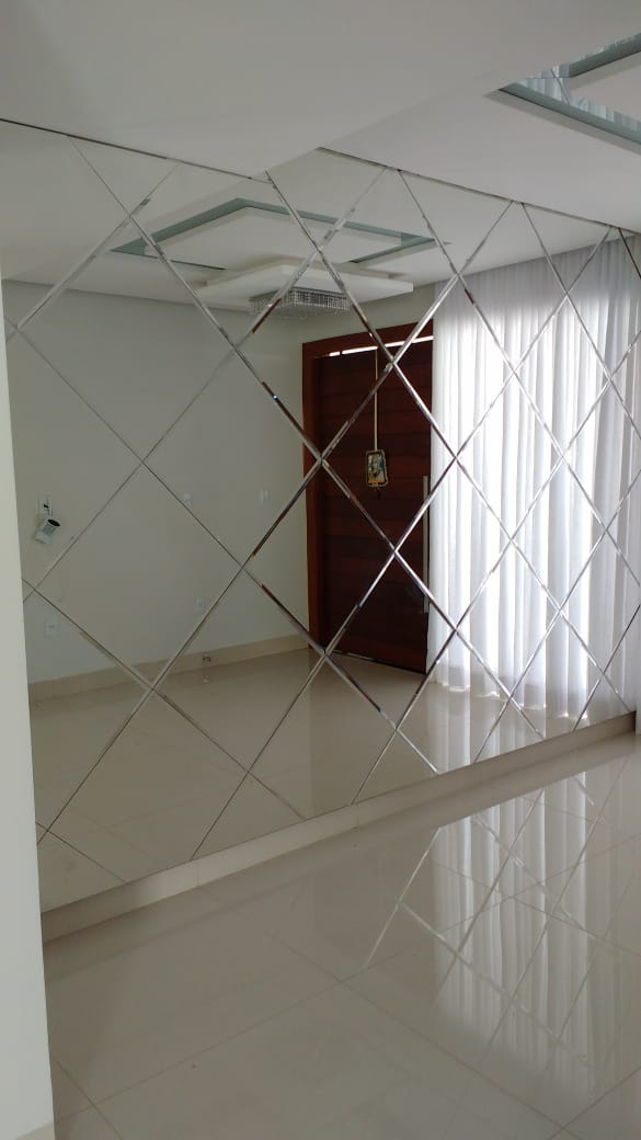 Painel de espelhos.jpeg Painel de espelhos.jpeg